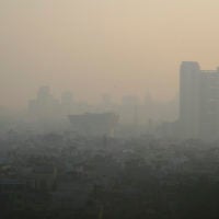 雾霾笼罩了印度德里的一个社区.