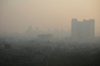 雾霾笼罩着印度德里的一个社区.