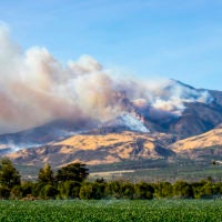直升机在加州文图拉县的山上与野火搏斗.