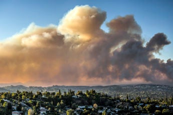 2018年11月在加利福尼亚州托班加看到的伍尔西大火.