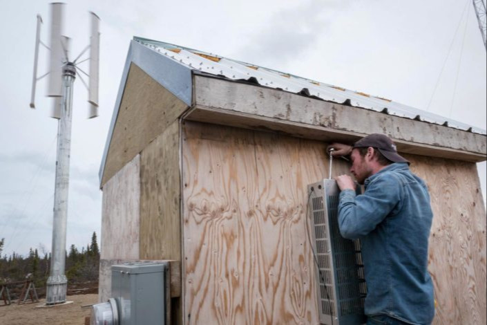 Student works on wind turbine)