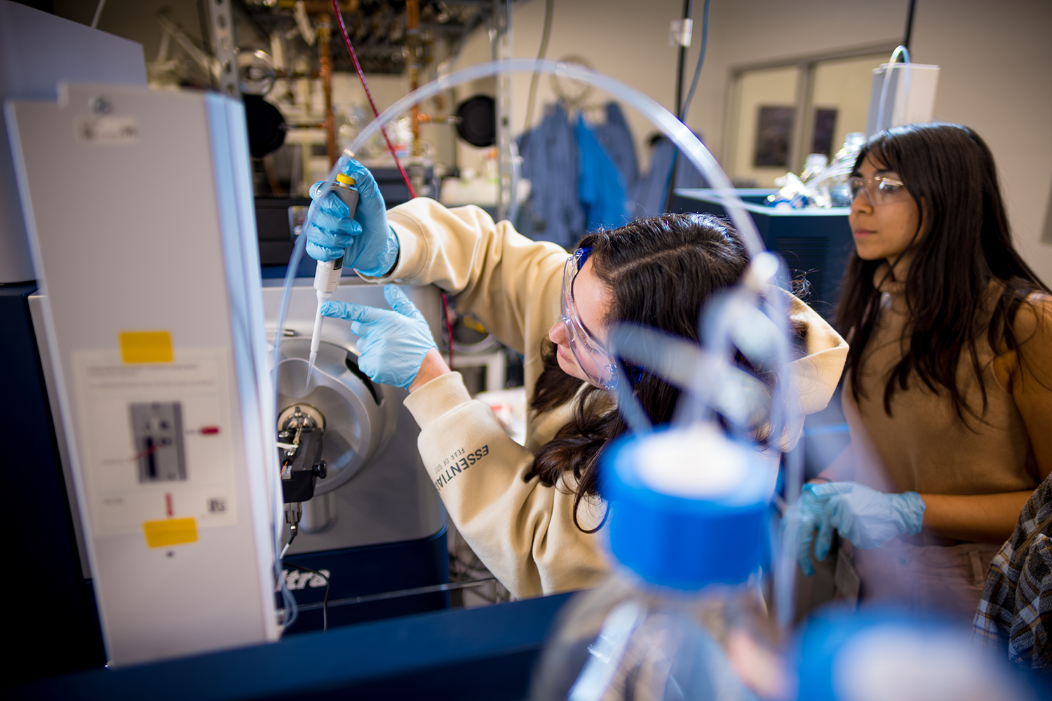 Student Jessica Layne practices on the new instrument at the Stanford University Mass Spectrometry Laboratory.