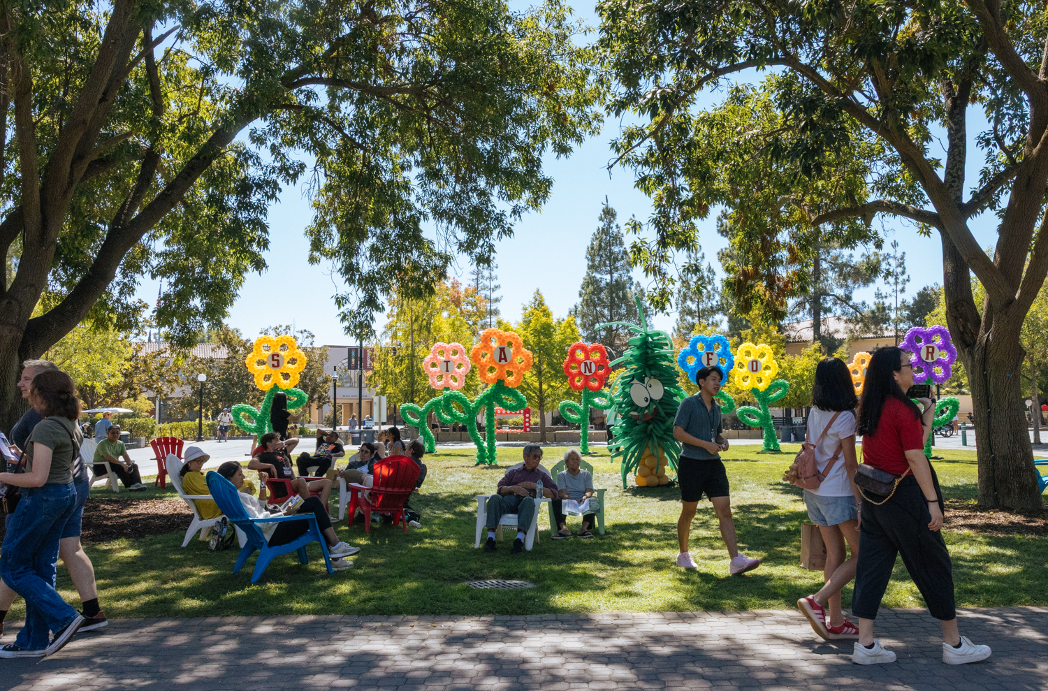 Incoming students and their families gather on the lawn of White Plaza.