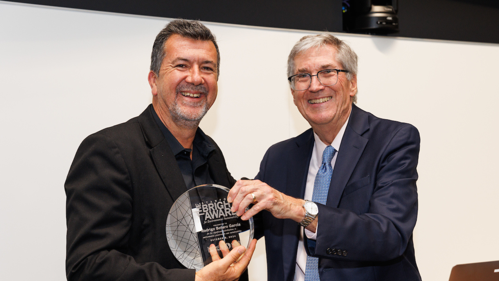 Rodrigo Botero Garcia receives the Bright Award