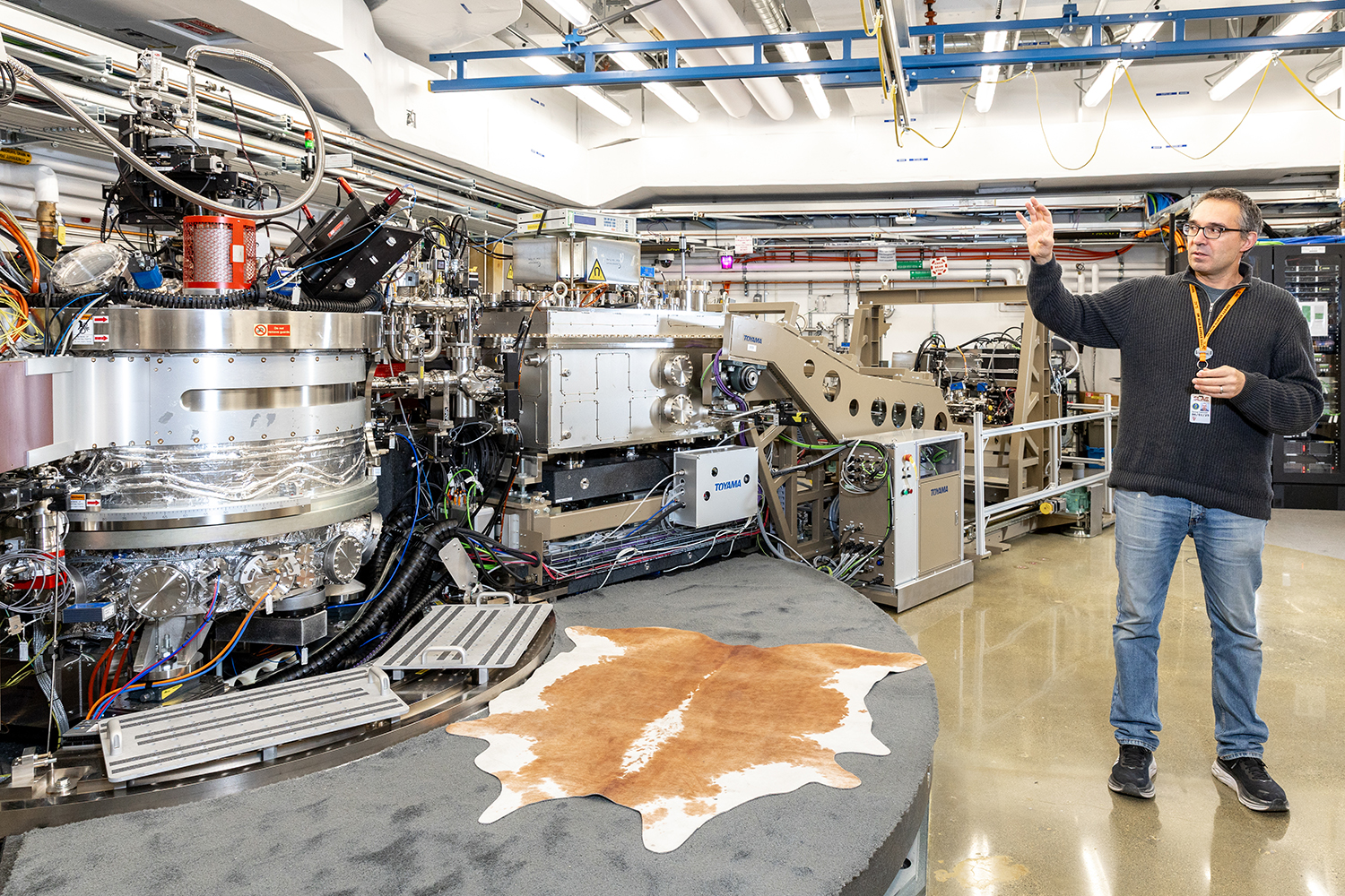 Image of SLAC scientist Georgi Dakovski standing beside the qRIXS instrument.