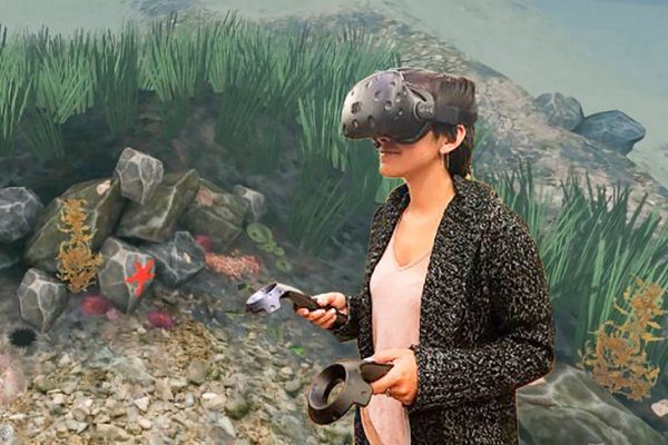 Elise Ogle in VR lab