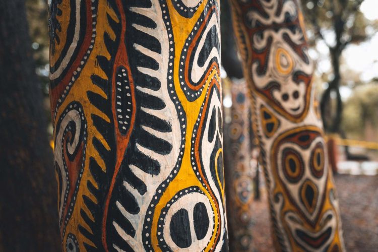 Painted posts in the Papua New Guinea Sculpture Garden)