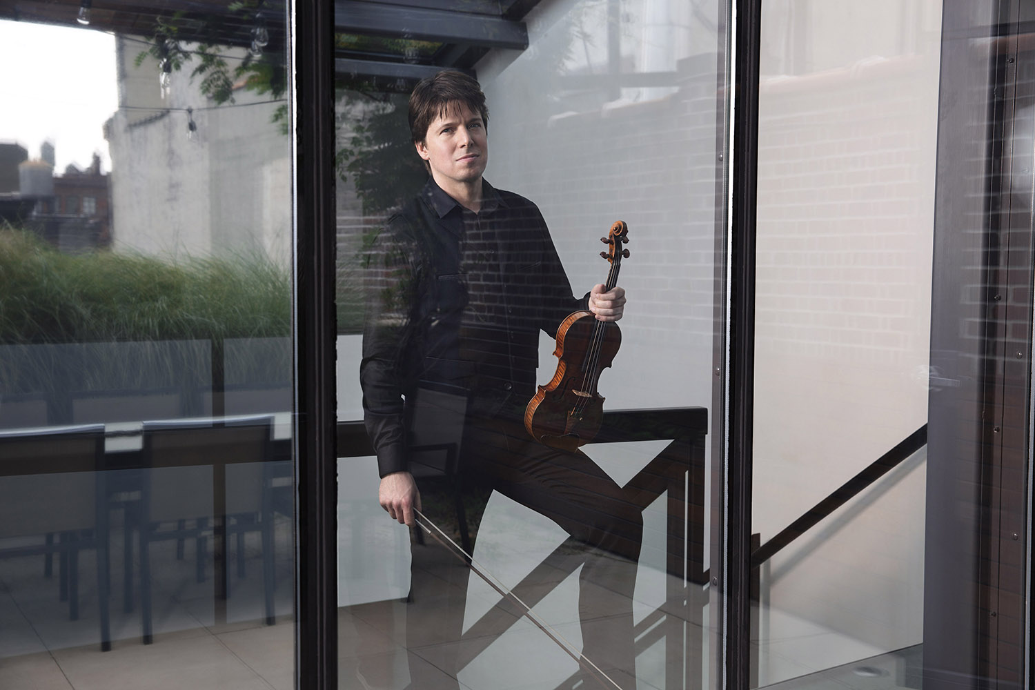 A portrait of violinist Joshua Bell.