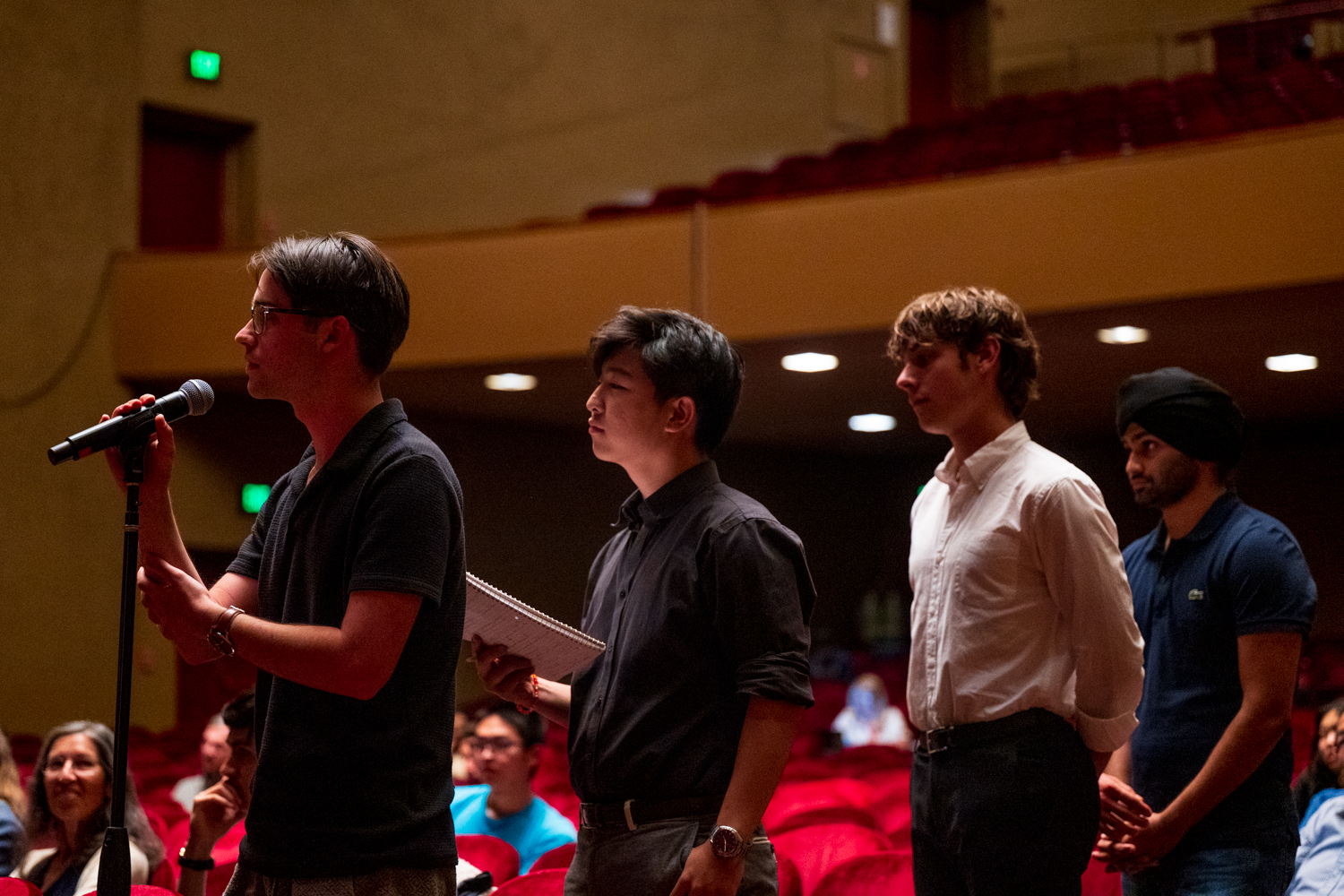 Image of students lined up to ask Stephen Breyer questions.