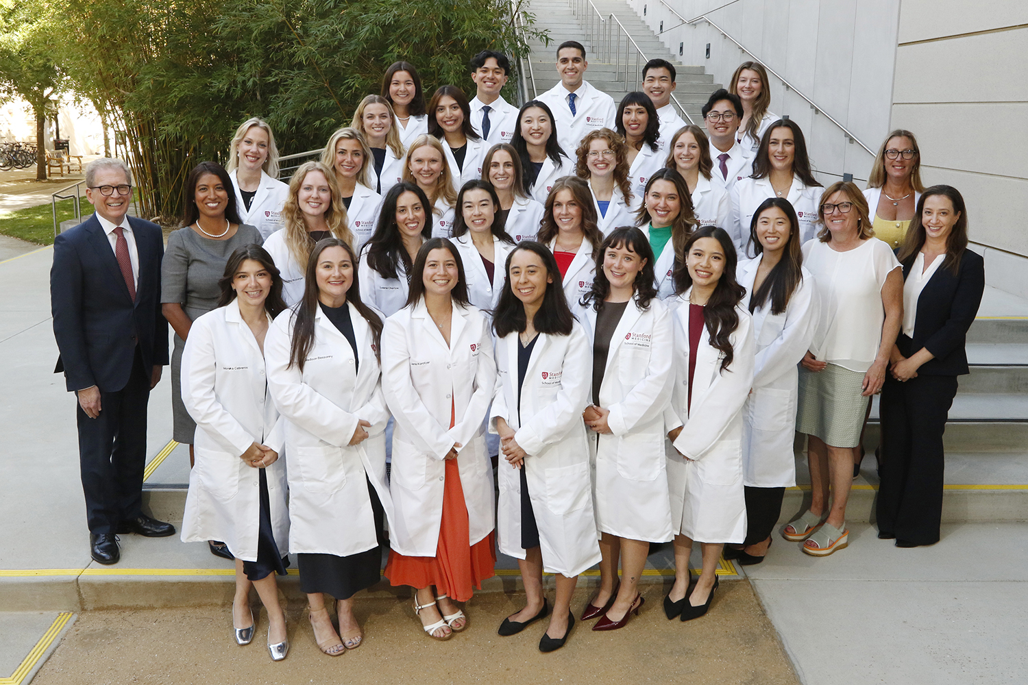 Group shot of dean and new students to the master’s in physician assistant studies program.