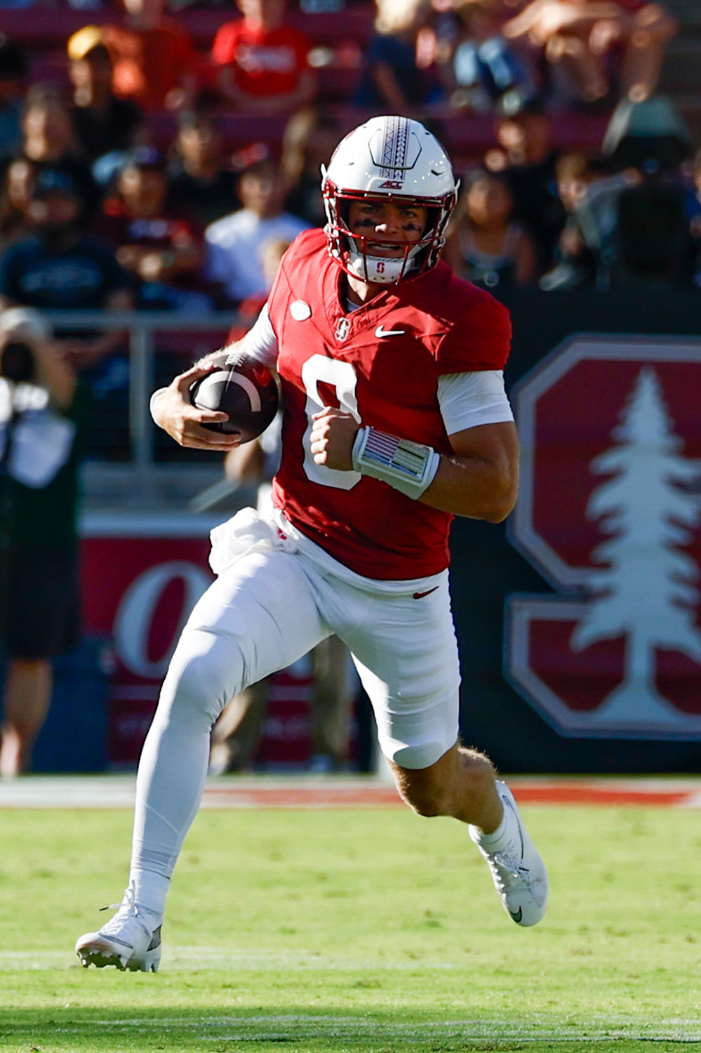 Davis Warren runs with the ball during a football game.