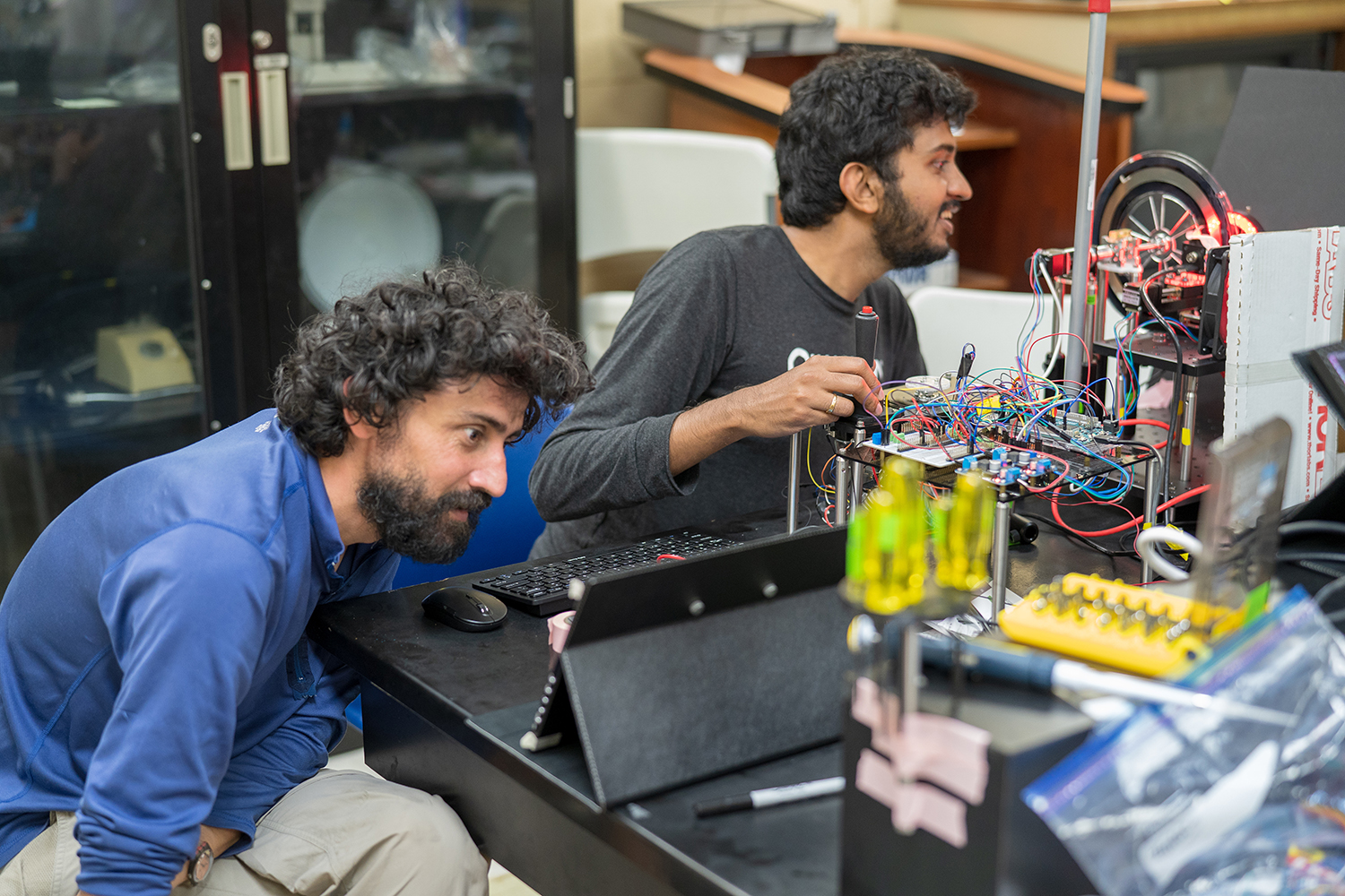 Stanford researchers Manu Prakash and Deepak Krishnamurthy use a rotating microscope that they developed to observe for the first time a single-cell diatom, a type of plankton, as it changes its density to move through water.