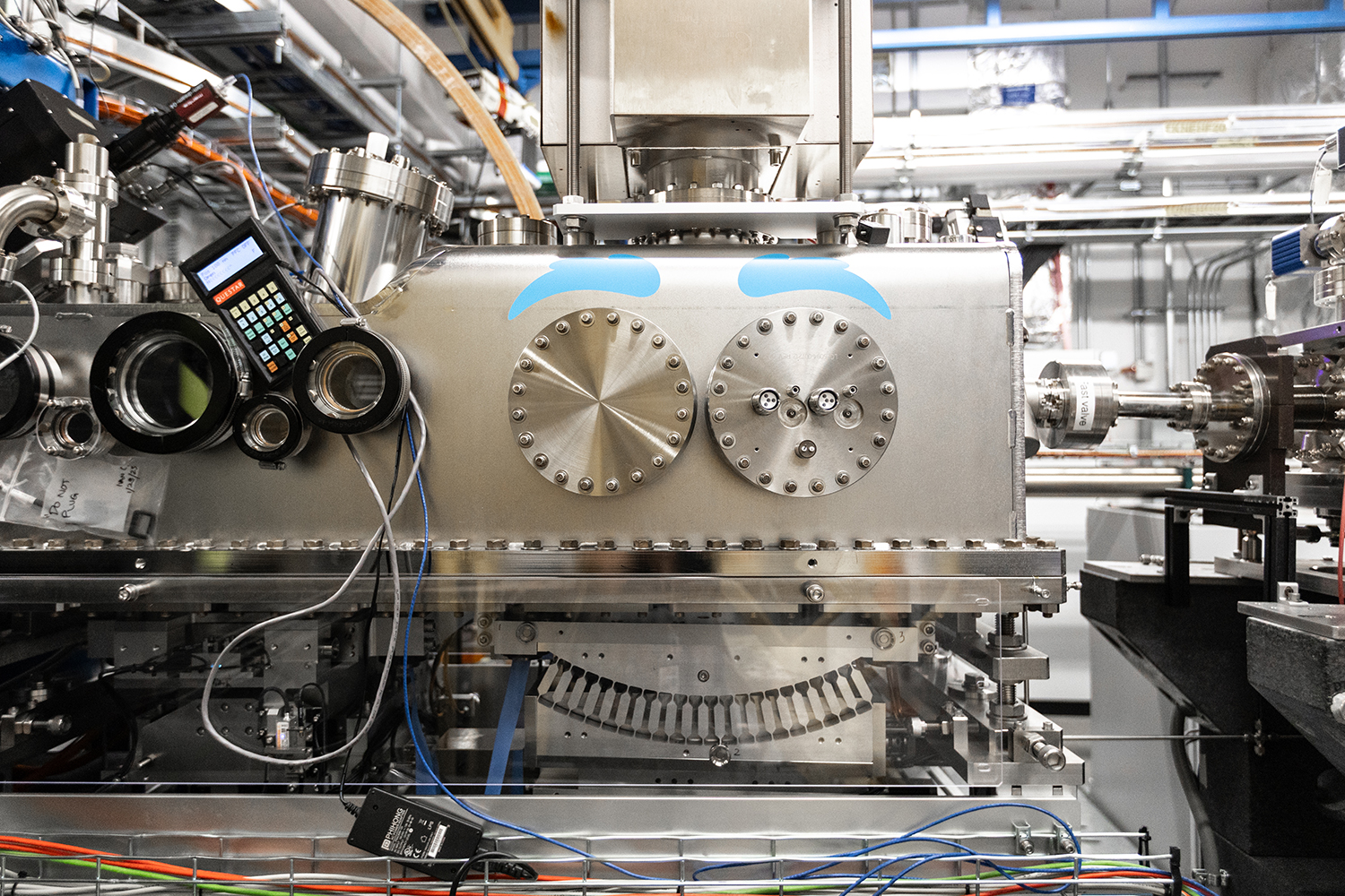 Image of the X-ray laser that displays the mechanical parts in a way that looks like a smiley face.