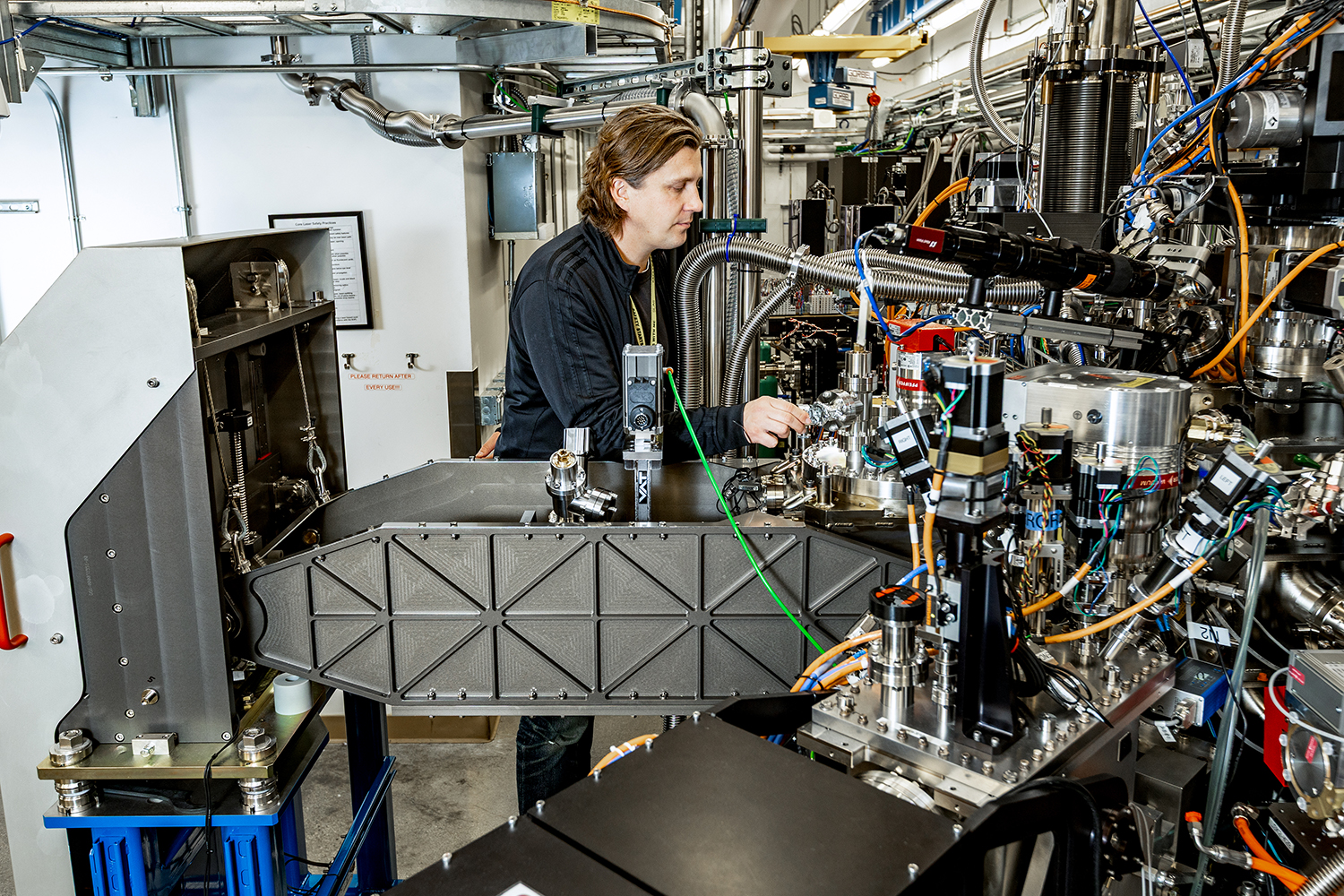 Image of SLAC scientist Kristjan Kunnus with the chemRIXS instrument.