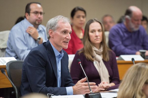 Marc Tessier-Lavigne speaking to the Faculty Senate.