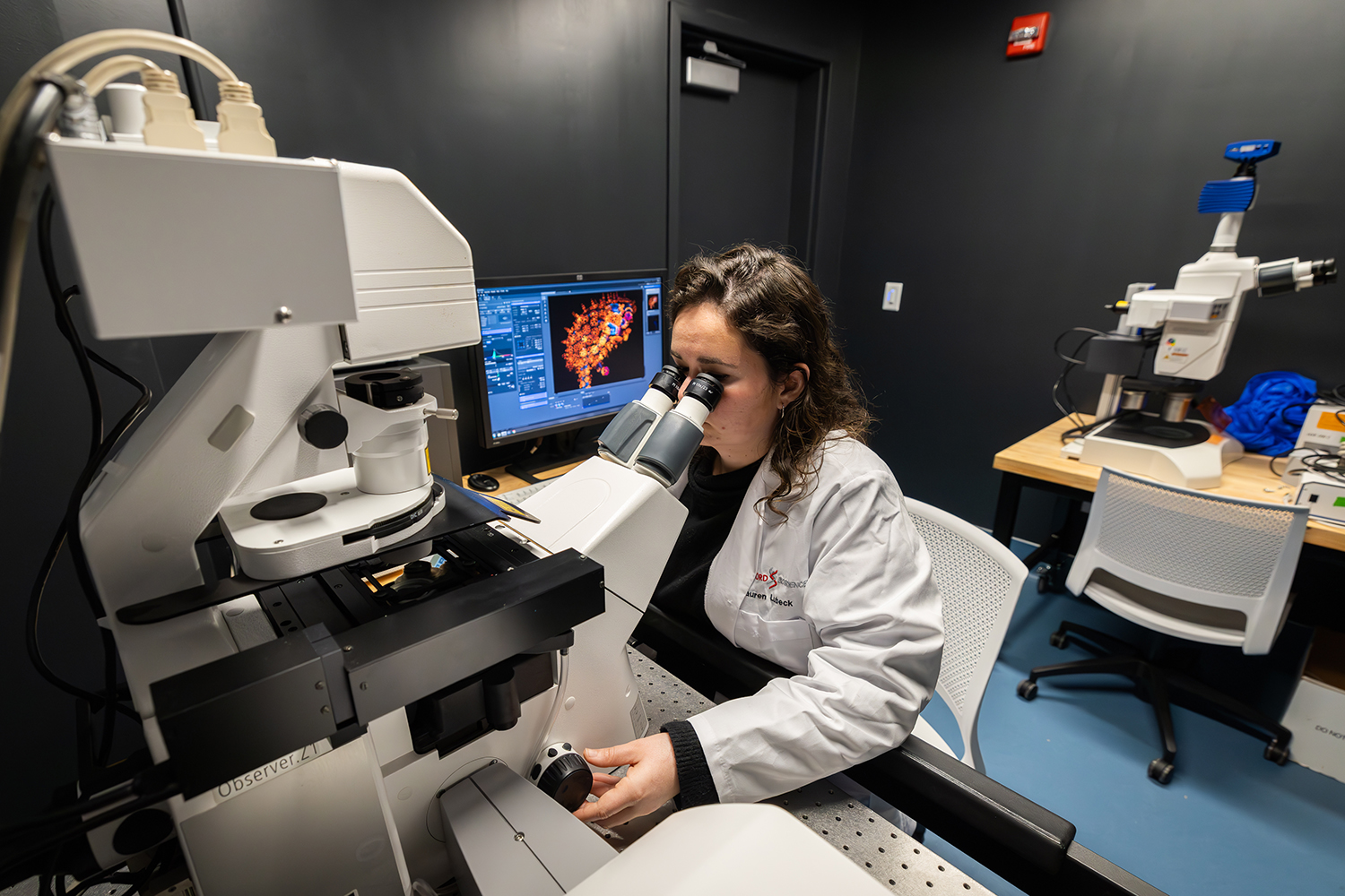 Lauren Lubeck uses a confocal microscope.