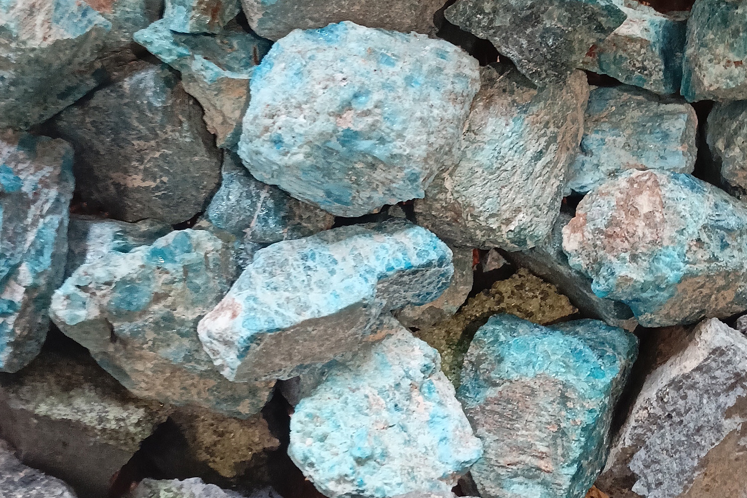 Scientists discover low-cost way to trap carbon using common rocks image