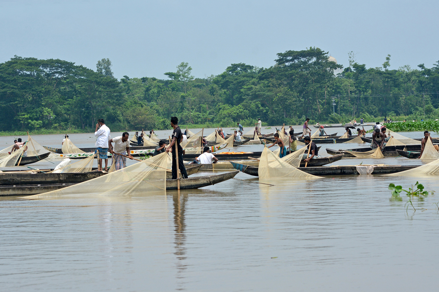 Image of fishers bringing in their nets on the Halda River in southeastern Bangladesh.