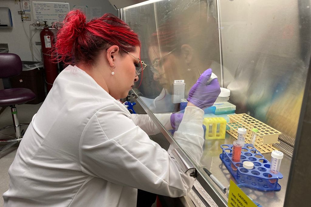 Image of De Anza College student Isabel Caballero Teixeira working in a lab at the Wu Tsai Neurosciences Institute.