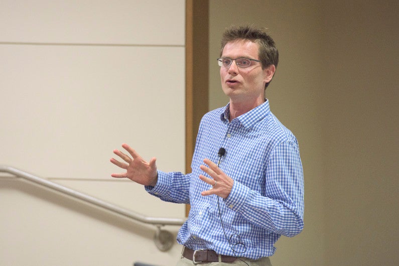 Nicholas Bloom speaking to the Faculty Senate on April 14, 2016