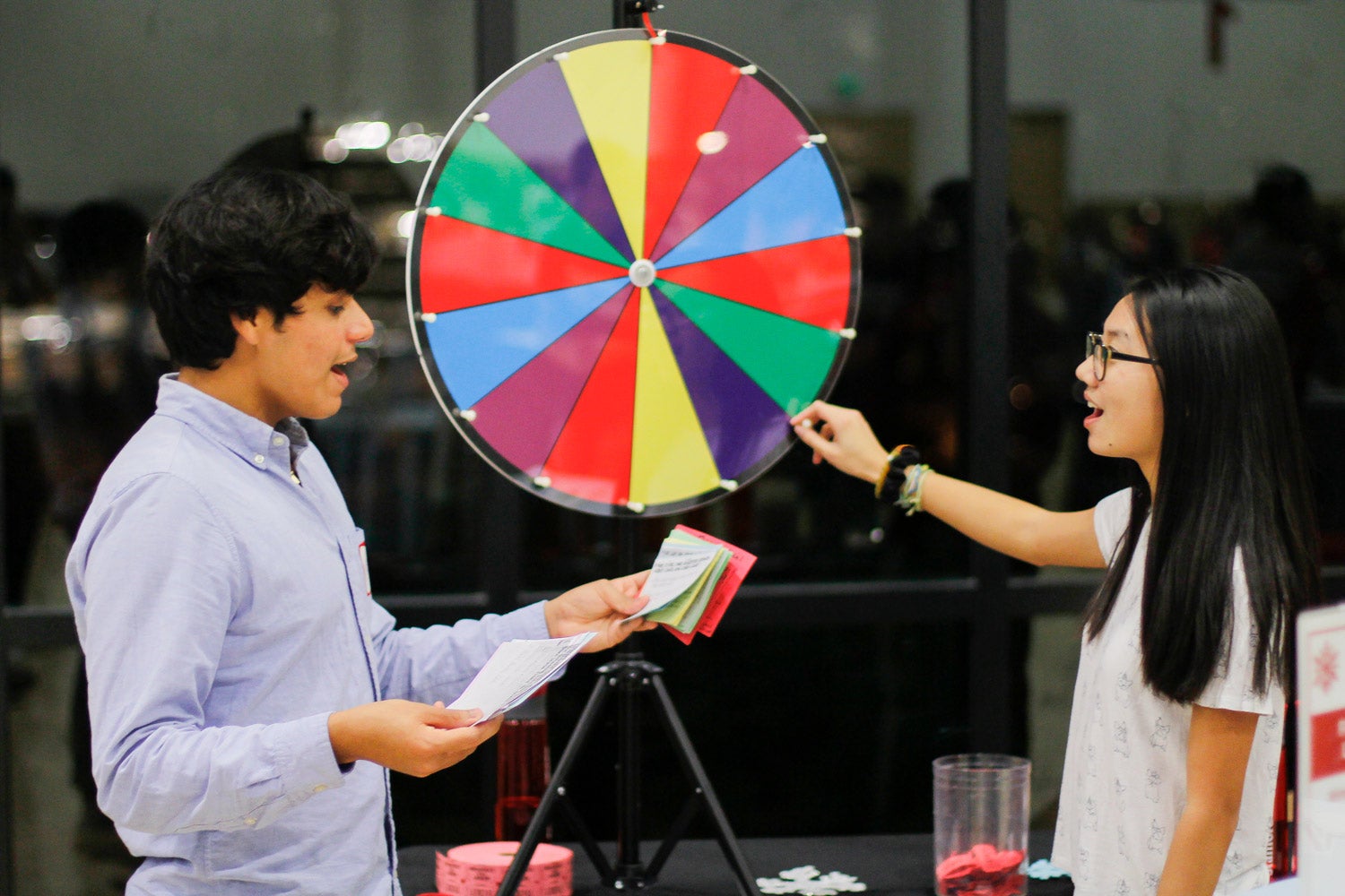 Students test their financial literacy at a "Wheel of Fortune" at at the Frosh Winter Warm-Up sponsored by Undergraduate Advising and Research.