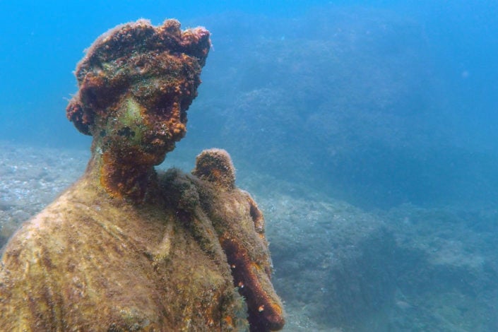 Underwater statue)