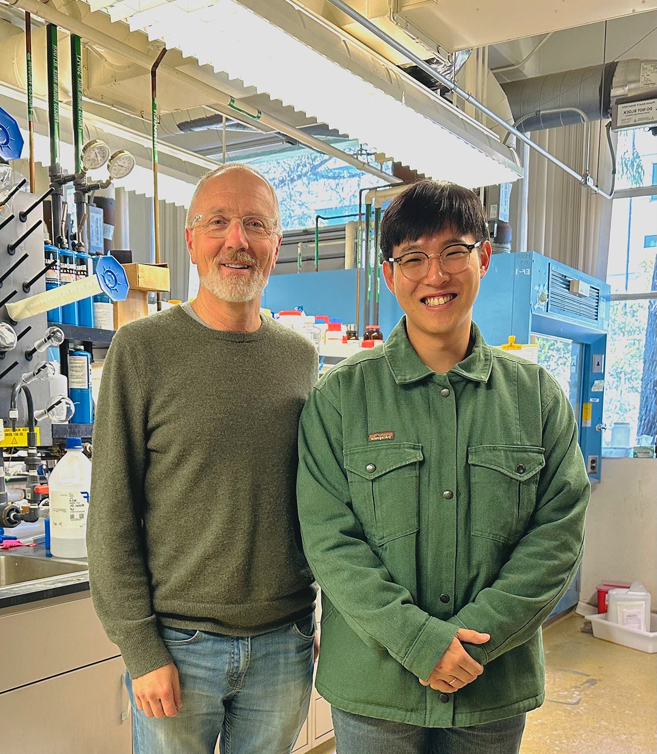 Eric Kool and Yong Woong Jun in the lab